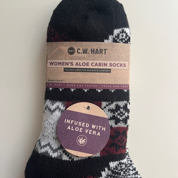 NWT Black and Red Women’s Aloe Infused Cabin Socks - Picture 2 of 4